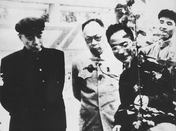 1955年，周恩来总理、陈毅副总理参观昆明植物研究所_副本.jpg